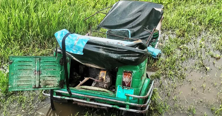 ট্রেনের ধাক্কায় দুমড়ে মুচড়ে যাওয়া সিএনজি